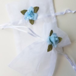 Romantisch organza zakje wit met blauw bloemetje en een treklintje