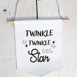 Canvas decoratie aan houten stok met touw en de tekst Twinkle Twinkle Little Star 