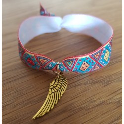 Elastische armband met goudkleurige bedel Indian Feather