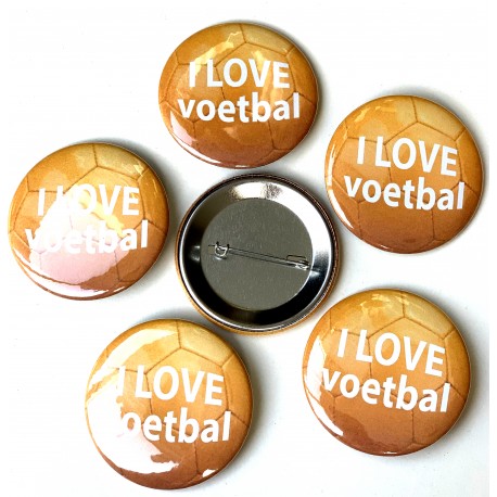 Button I Love Voetbal met witte tekst op oranje voetbal