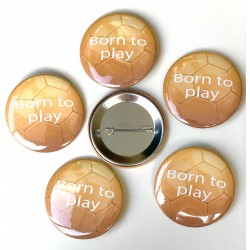 Button Born to Play met witte tekst op oranje voetbal