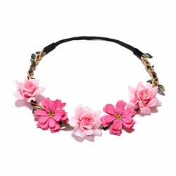 Bohemian style gevlochten haarbandje met blaadjes en diverse roze bloemetjes