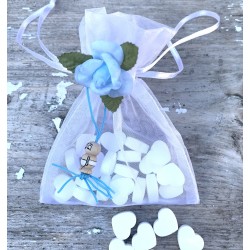Organza zakje wit met blauw bloemetje, gelukspoppetje en 20 hartvormige mini pepermuntjes