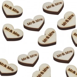Boho houten confetti in de vorm van vintage hartjes met de tekst Mrs and Mrs