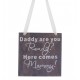 Houten bord met de tekst Daddy are you Ready Here comes Mommy