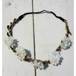 Bohemian style gevlochten haarbandje met blaadjes en witte bloemetjes