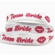 Elastische armband wit met in rood de tekst Team Bride met kus