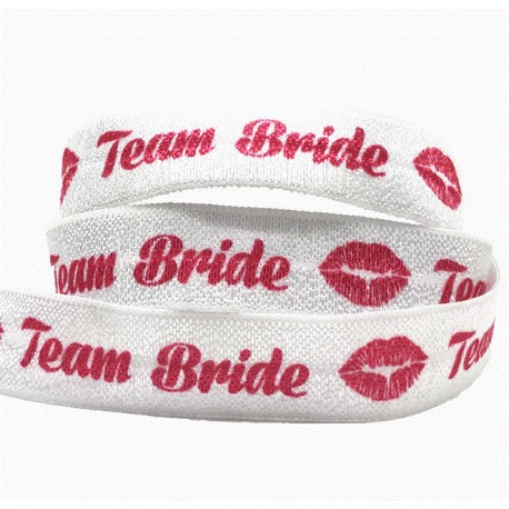 Elastische armband wit met in rood de tekst Team Bride met kus