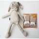 2-delige kraamcadeau set met stoffen bunny beige met witte stippen en sokken met olifantjes