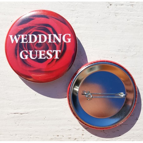 4 Buttons Red Rose Wedding Guest met speld aan de achterzijde