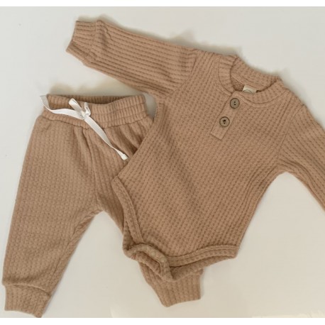 2-delig baby pakje met broek en romper met lange mouwen met nostalgische uitstraling bruin