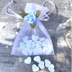 Organza zakje wit met blauw bloemetje en 20 hartvormige mini pepermuntjes
