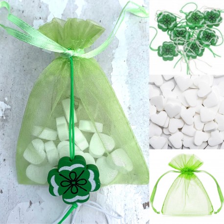 Organza zakje groen met gelukspoppetje klaver en 15 hartvormige mini pepermuntjes