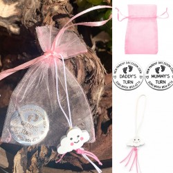 Newborn baby gift Decision Coin in roze organza zakje met gelukspoppetje wolk roze
