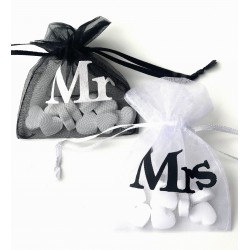 Organza zakjes Mr & Mrs wit met zwart en elk 10 mini hartvormige pepermuntjes