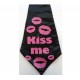 Grote stropdas zwart met roze met de tekst Kiss Me