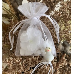Organza zakje wit met gelukspoppetje bruid en 15 hartvormige mini pepermuntjes en een wit bloemtje erin