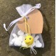 Organza giftbag wit met 15 hartvormige mini pepermuntjes, houten gelukspoppetje Smiley en hartvormig kraft kaartje