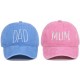 Set met 1 cap Mom licht roze en en 1 cap Dad licht blauw