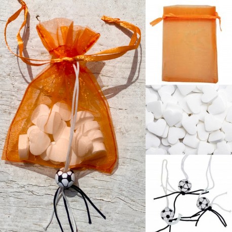 Organza zakje oranje met gelukspoppetje voetbal en 15 hartvormige mini pepermuntjes