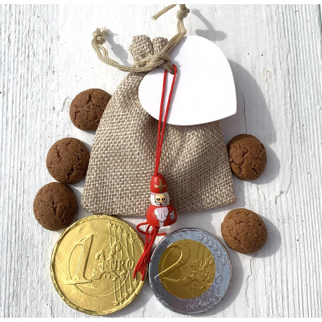 Jute zakje met kaartje, pepernoten, chocolade munten en houten gelukspoppetje Sinterklaas